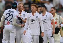 इंग्लैंड को ऑस्ट्रेलिया के ख़िलाफ़ पर्थ में एशेज़ पतन के बाद ‘ब्रेनलेस’ कहा गया!